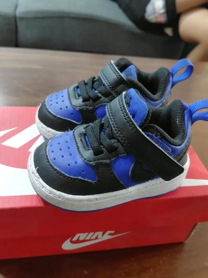 Zapatillas deportivas negras y azules - 1
