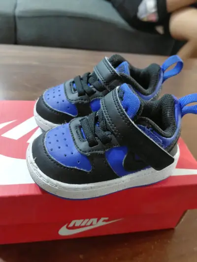 Zapatillas deportivas negras y azules - miniatura 1