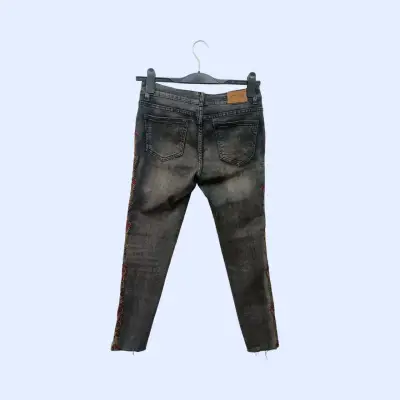 Jeans bordados oscuros - miniatura 2