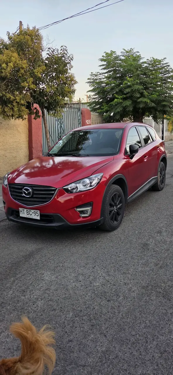 SUV Mazda rojo en buen estado