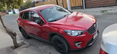 SUV Mazda rojo en buen estado - miniatura 2