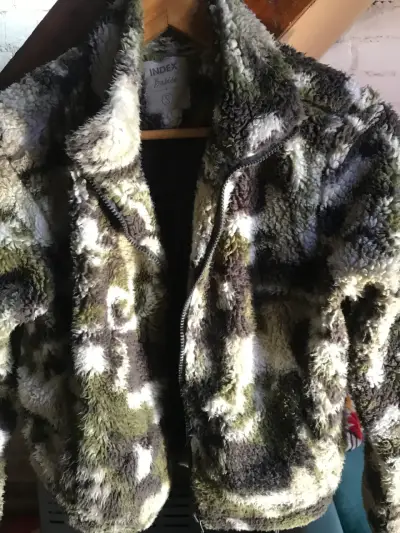 Chaqueta camuflada de pelo sintético - miniatura 1