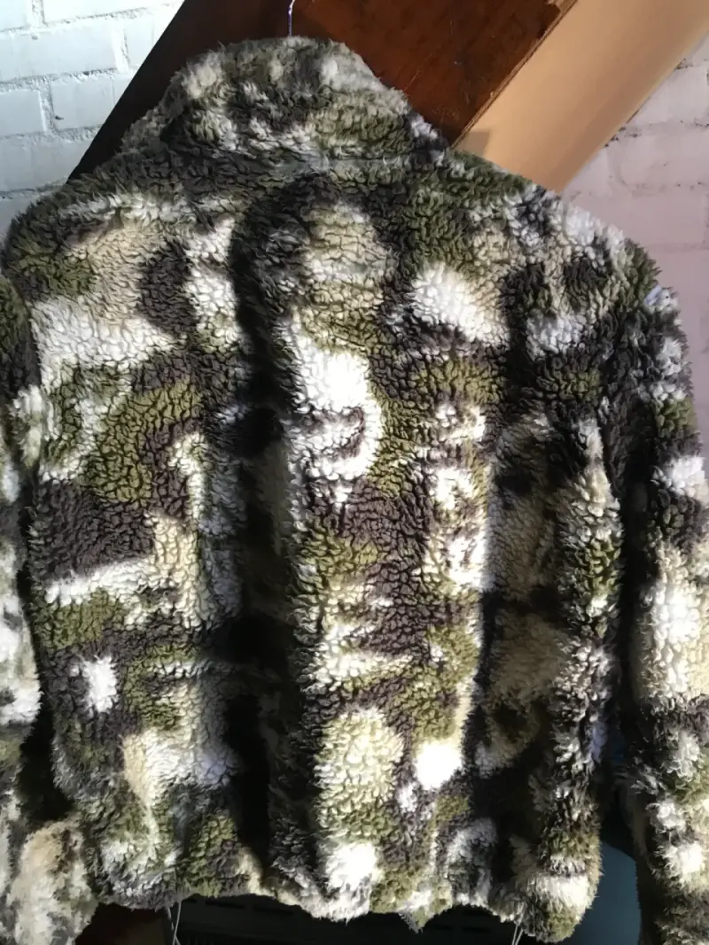 Chaqueta camuflada de pelo sintético - 2