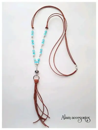 Collar artesanal con cuentas celestes - miniatura 2