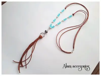 Collar artesanal con cuentas celestes - miniatura 3