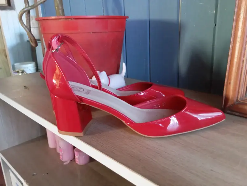 Zapatos de taco rojo brillante