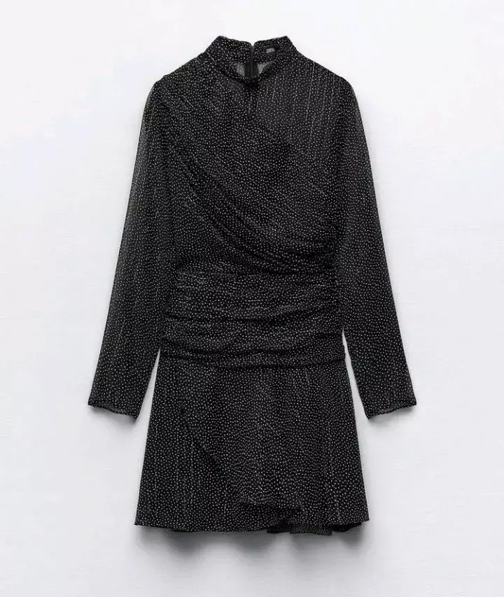 Vestido negro con puntos lunares