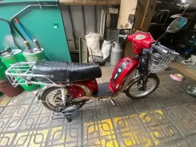 Scooter eléctrica roja usada - miniatura 1