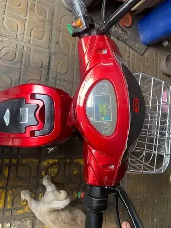 Scooter eléctrica roja usada - 2