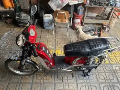 Scooter eléctrica roja usada - miniatura 3