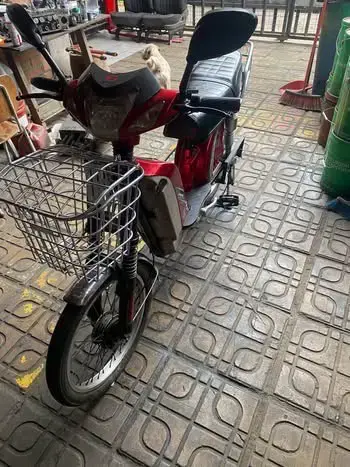 Scooter eléctrica roja usada - 4