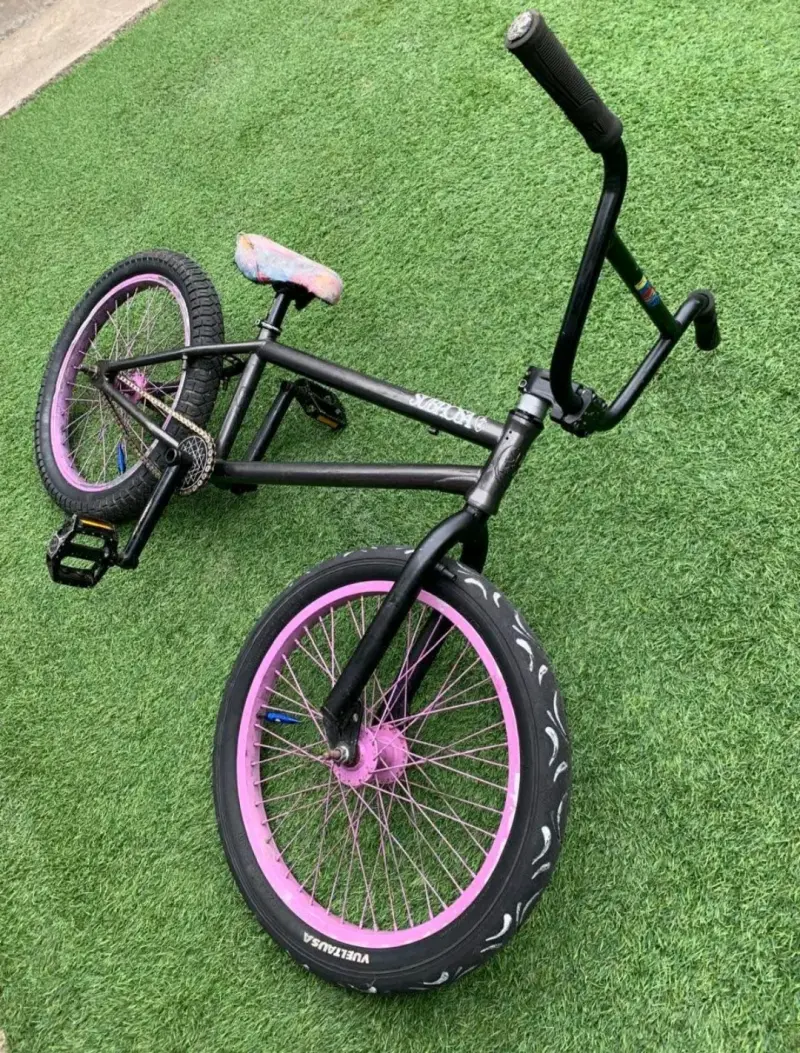 Bicicleta BMX negra