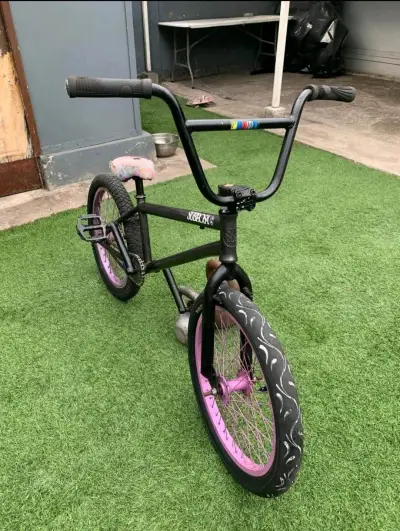 Bicicleta BMX negra - miniatura 2