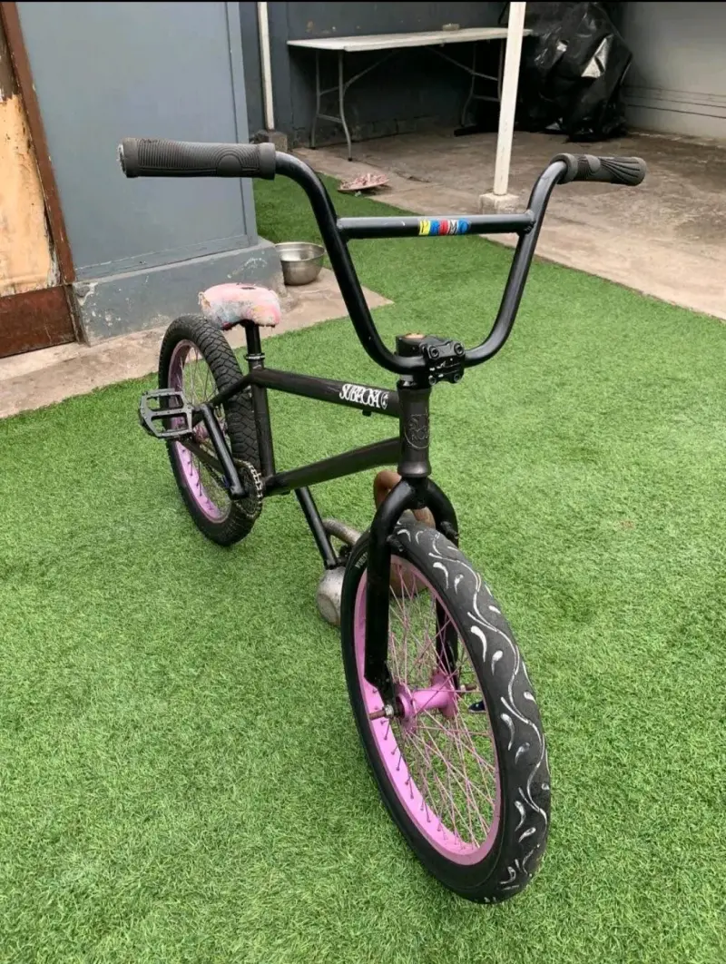 Bicicleta BMX negra - 4