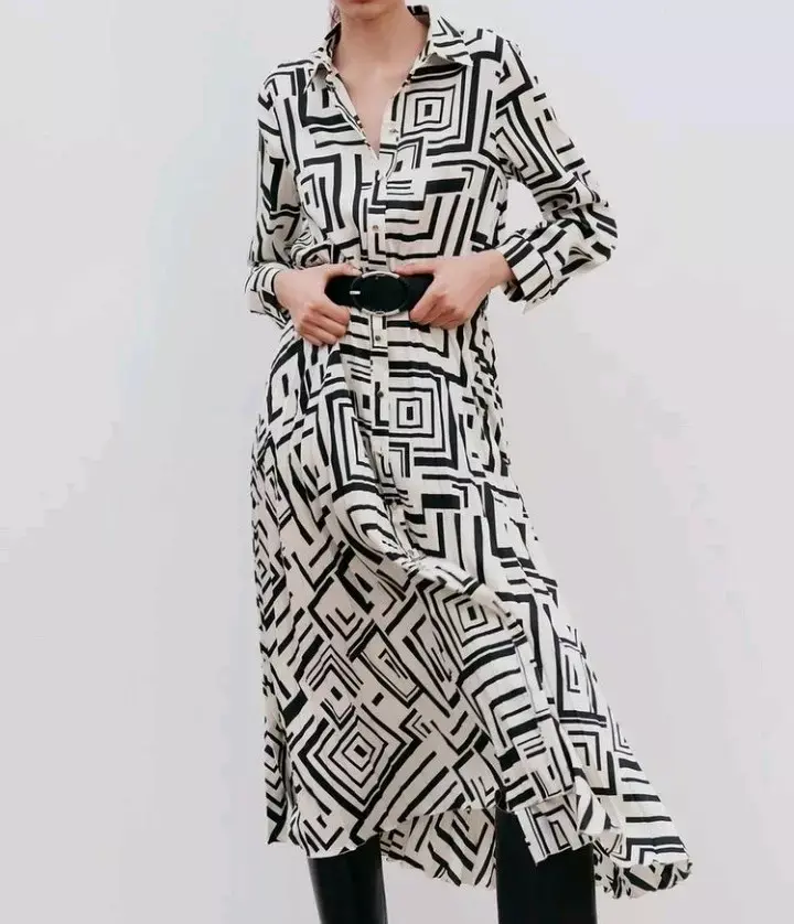 Vestido blanco con patrón geométrico - 2