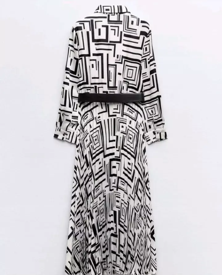 Vestido blanco con patrón geométrico - 3