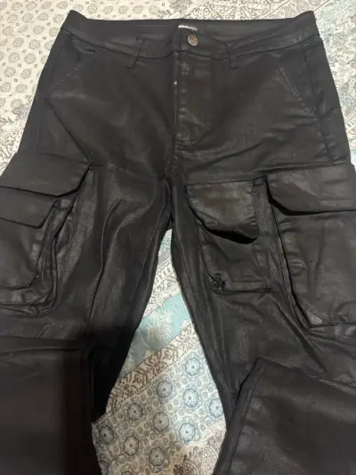 Pantalones cargo negros - miniatura 2