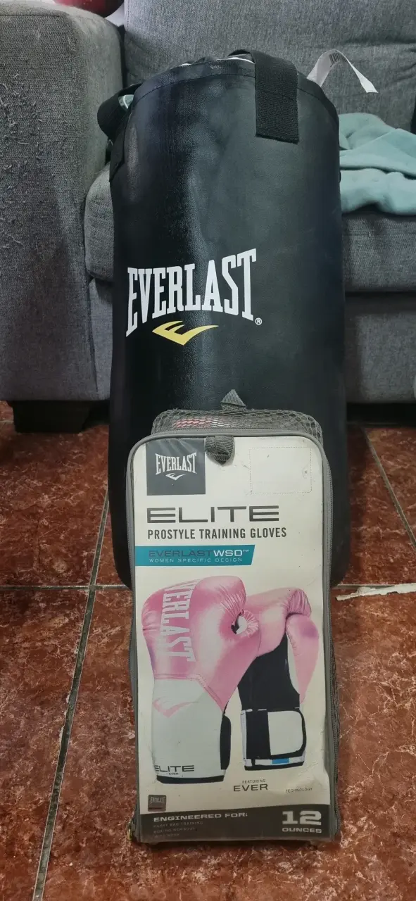 Saco de boxeo Everlast con guantes