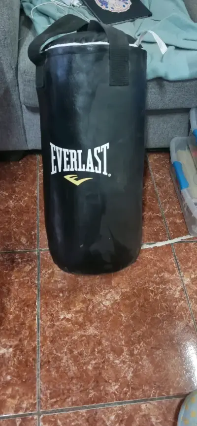 Saco de boxeo Everlast con guantes - miniatura 2