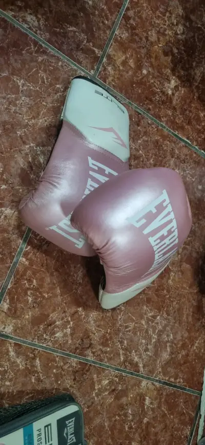 Saco de boxeo Everlast con guantes - miniatura 4