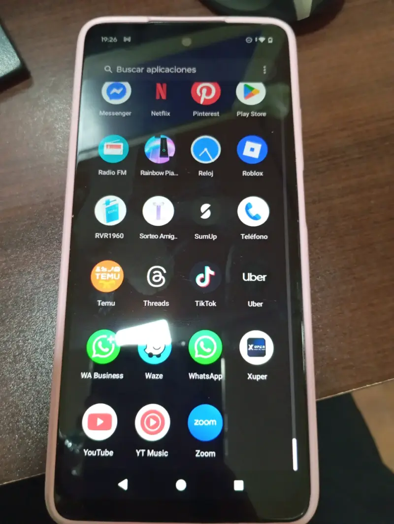 Smartphone con funda rosada