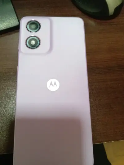 Smartphone con funda rosada - miniatura 2