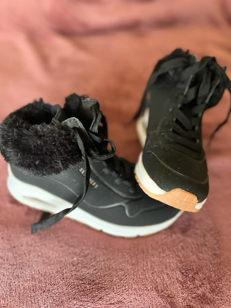 Zapatillas negras con forro peludo
