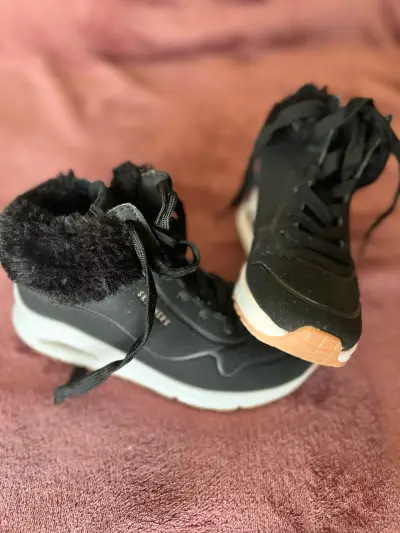 Zapatillas negras con forro peludo - miniatura 1