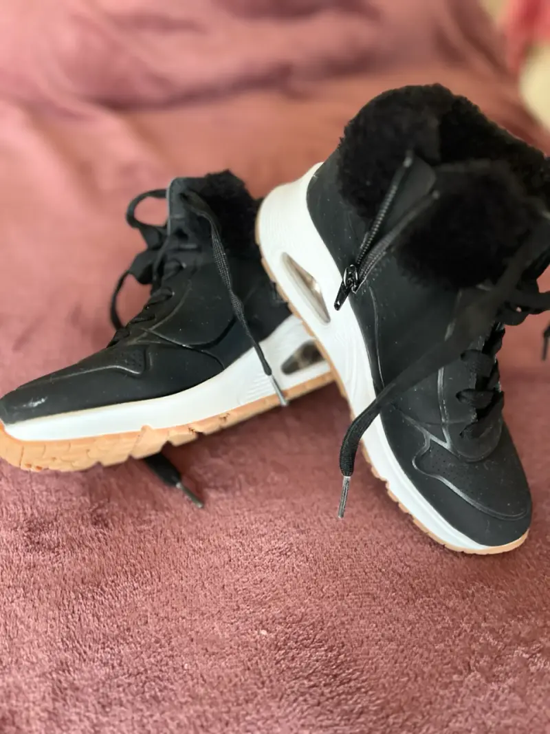 Zapatillas negras con forro peludo - 2