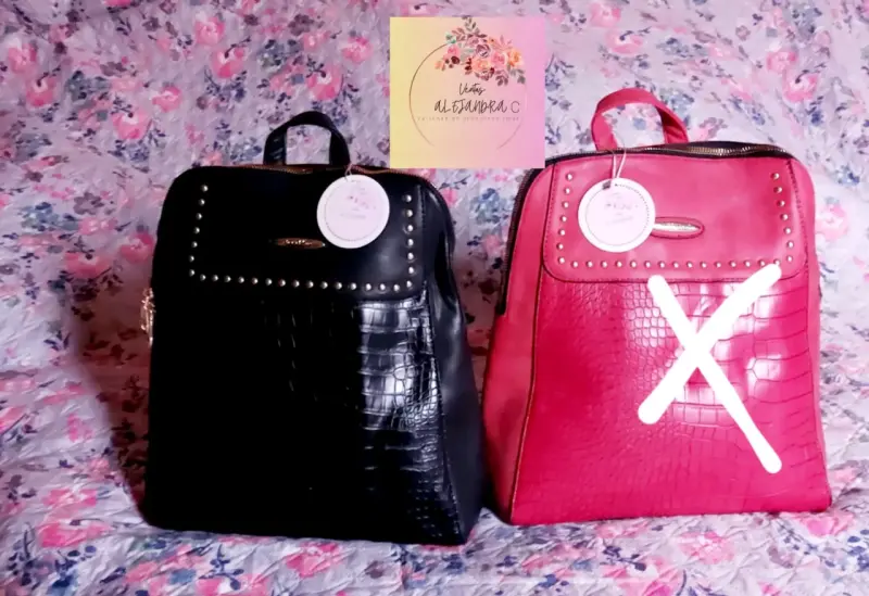 Mochila negra de cuero sintético