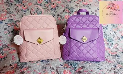Mochila negra de cuero sintético - miniatura 2