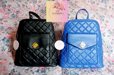 Mochila negra de cuero sintético - miniatura 3