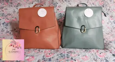 Mochila negra de cuero sintético - miniatura 4