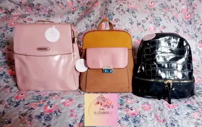 Mochila negra de cuero sintético - miniatura 5