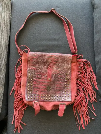 Bolso 100 % cuero /gamuza con flecos y tachas - miniatura 1