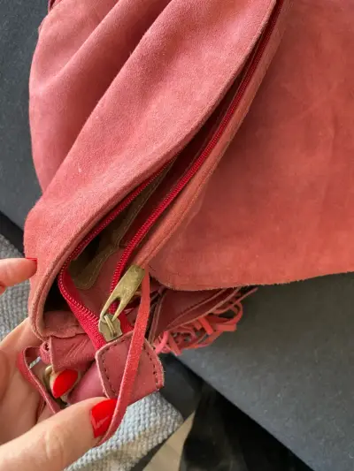 Bolso 100 % cuero /gamuza con flecos y tachas - miniatura 5