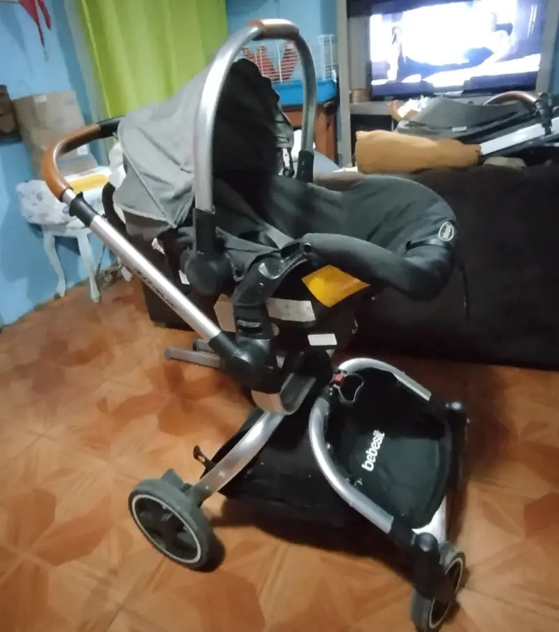 Coche de bebé gris oscuro