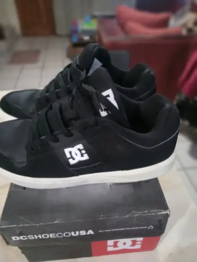 Zapatillas DC negras seminuevas - miniatura 1
