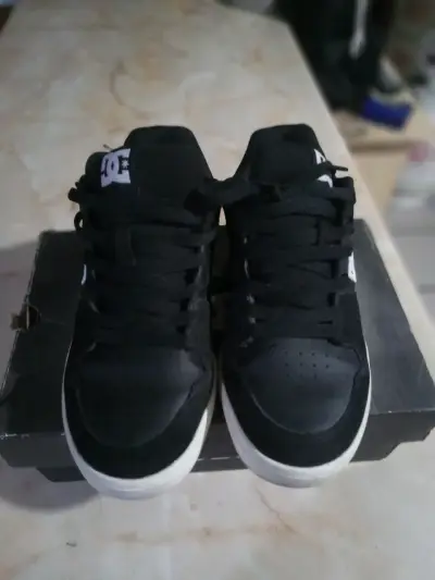 Zapatillas DC negras seminuevas - miniatura 2