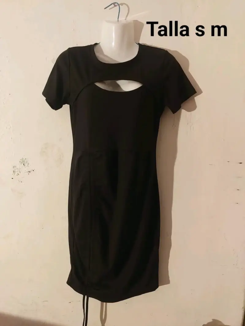 Vestido negro con recorte - 1