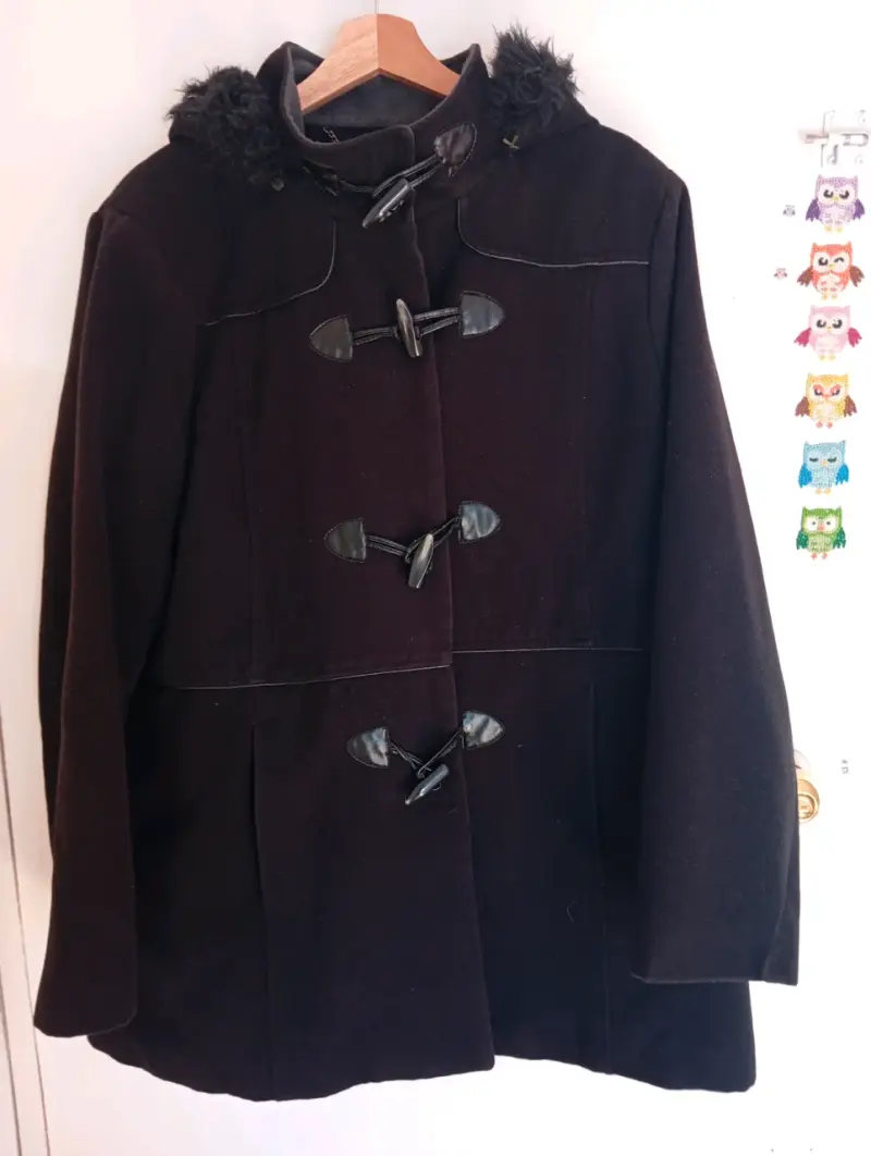 Abrigo negro con capucha
