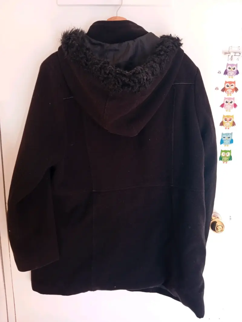 Abrigo negro con capucha - 2