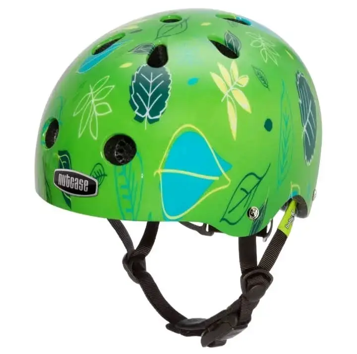 Casco verde con hojas