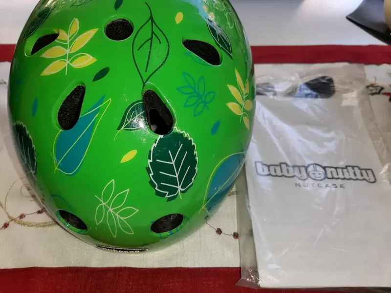 Casco verde con hojas - 2