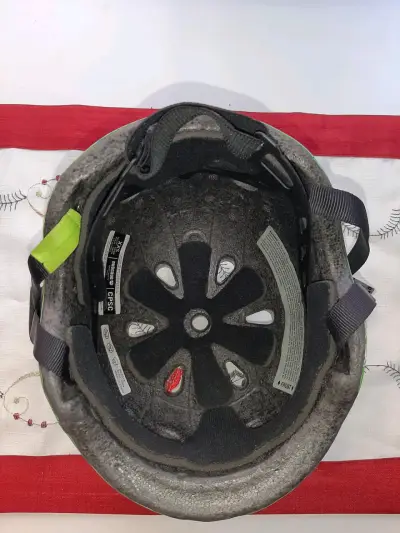 Casco verde con hojas - miniatura 3