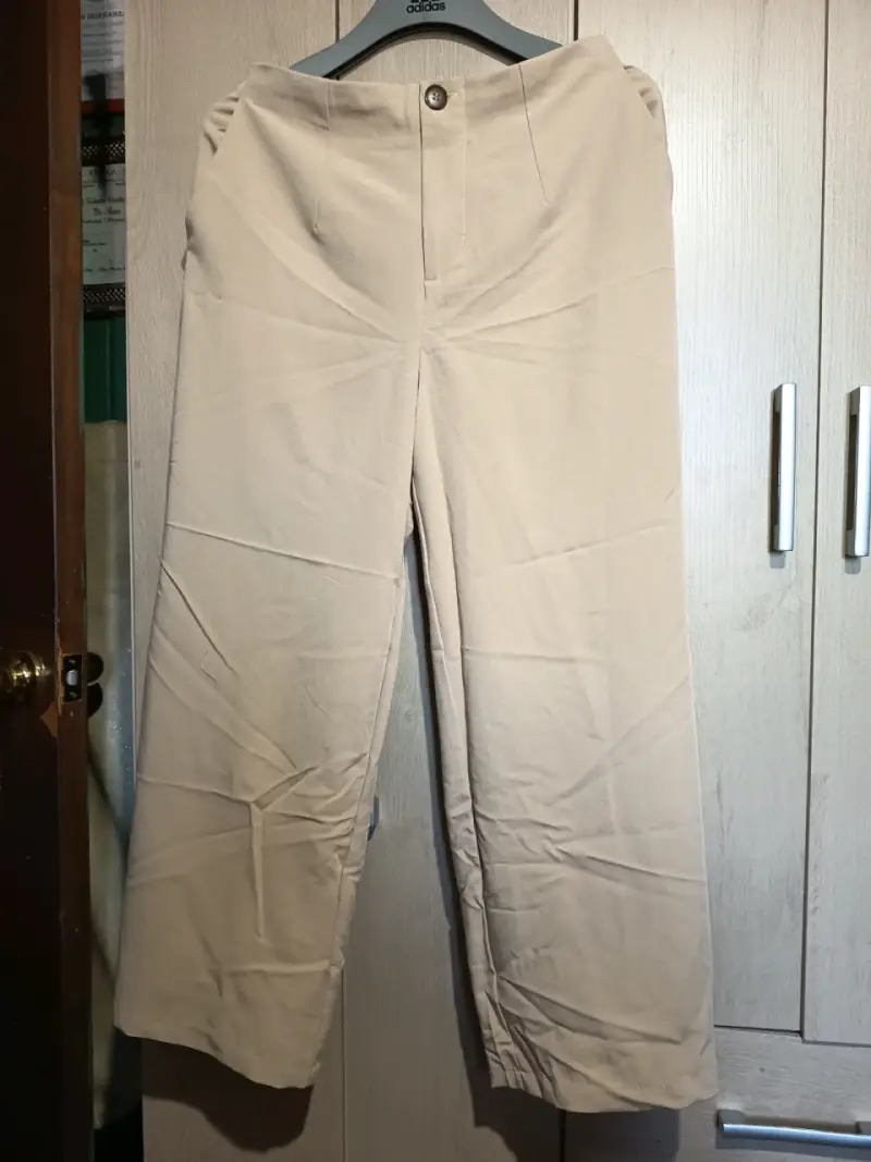 Pantalones beige sueltos