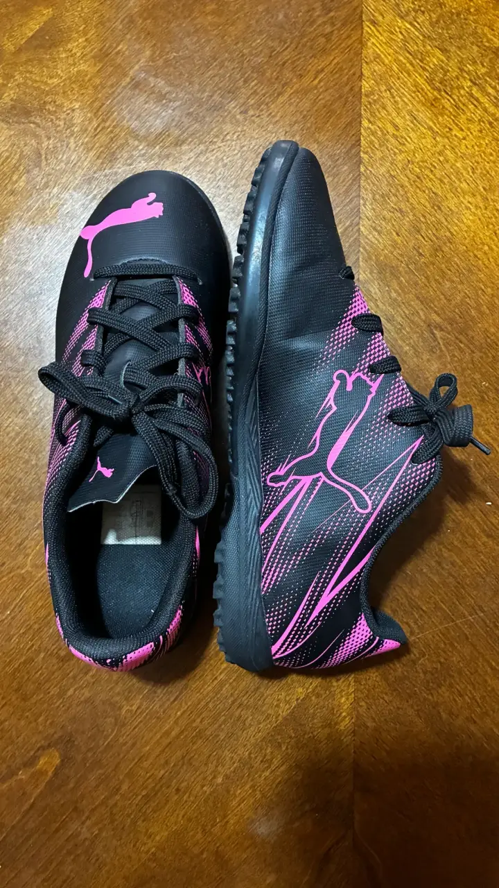 Zapatillas de futbolito niño/niña negras y rosas