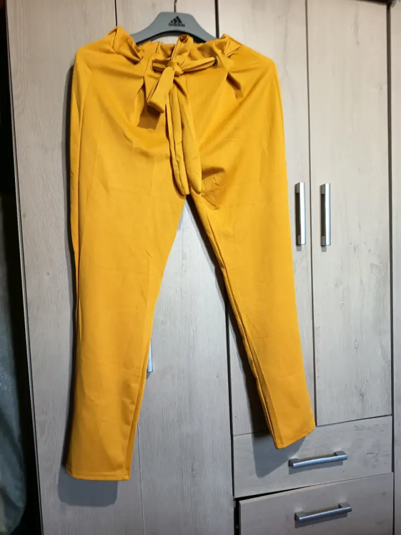 Pantalones amarillos con lazo