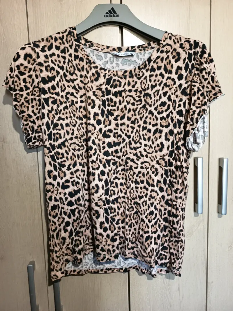 Polera estampado animal print