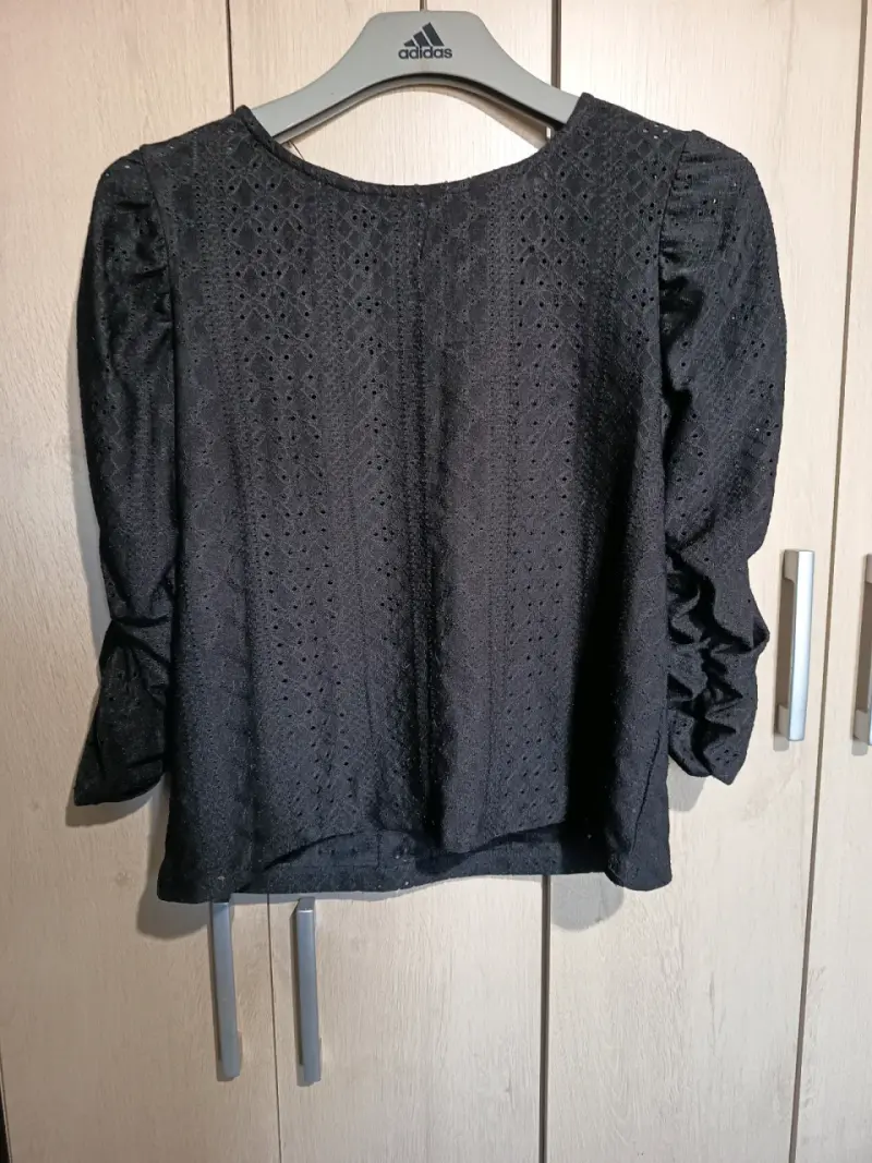 Blusa negra de encaje